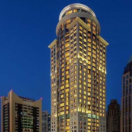Dusit Hotel & Suites - Доха Екстериор снимка The hotel at night