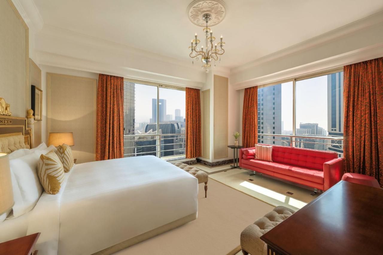 Dusit Hotel & Suites - Доха Екстериор снимка A bedroom at the Jumeirah Emirates Towers Hotel