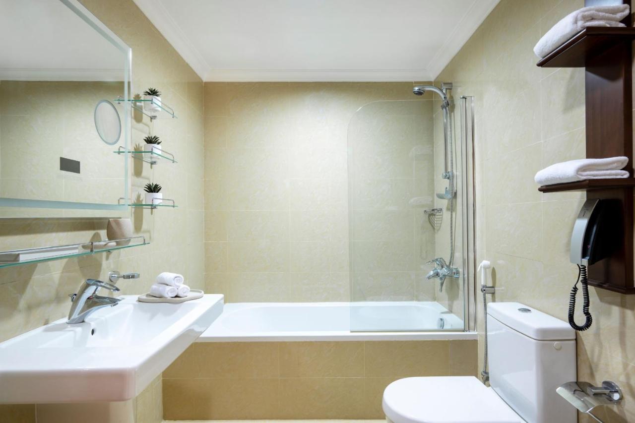 Dusit Hotel & Suites - Доха Екстериор снимка A modern bathroom