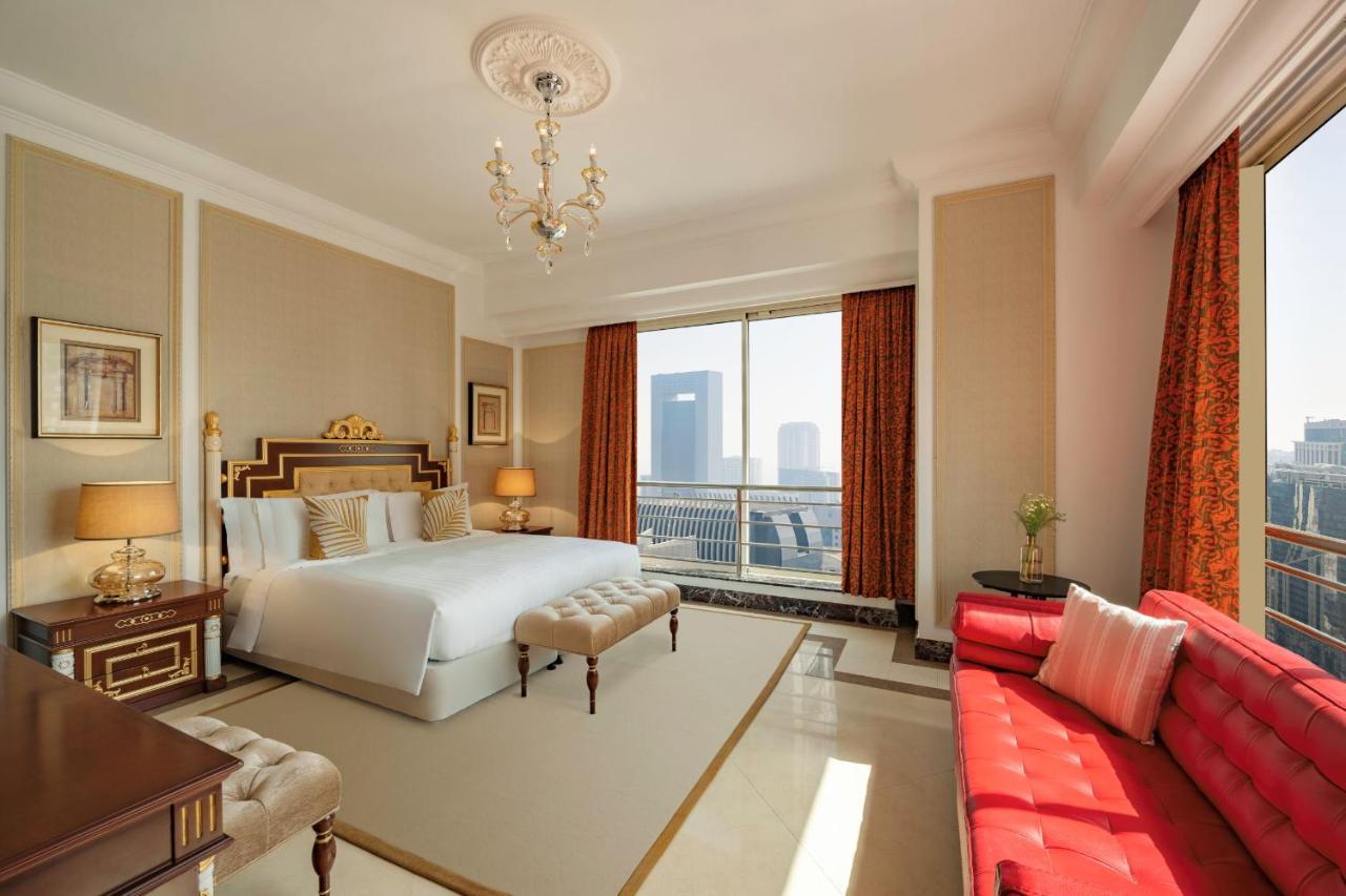 Dusit Hotel & Suites - Доха Екстериор снимка A bedroom at the Jumeirah Emirates Towers Hotel
