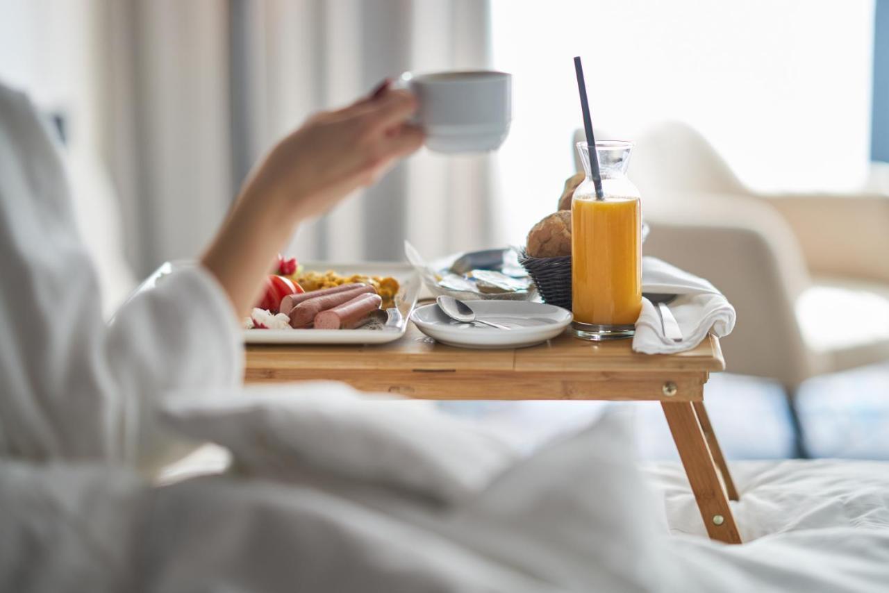 Dusit Hotel & Suites - Доха Екстериор снимка A breakfast in bed