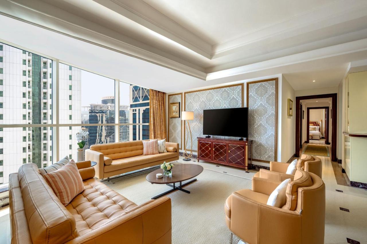 Dusit Hotel & Suites - Доха Екстериор снимка A living room in a suite at the hotel