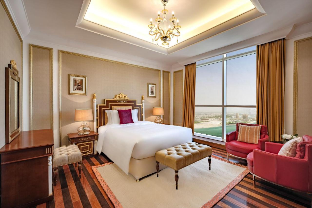 Dusit Hotel & Suites - Доха Екстериор снимка A bedroom at Jumeirah Emirates Towers Hotel