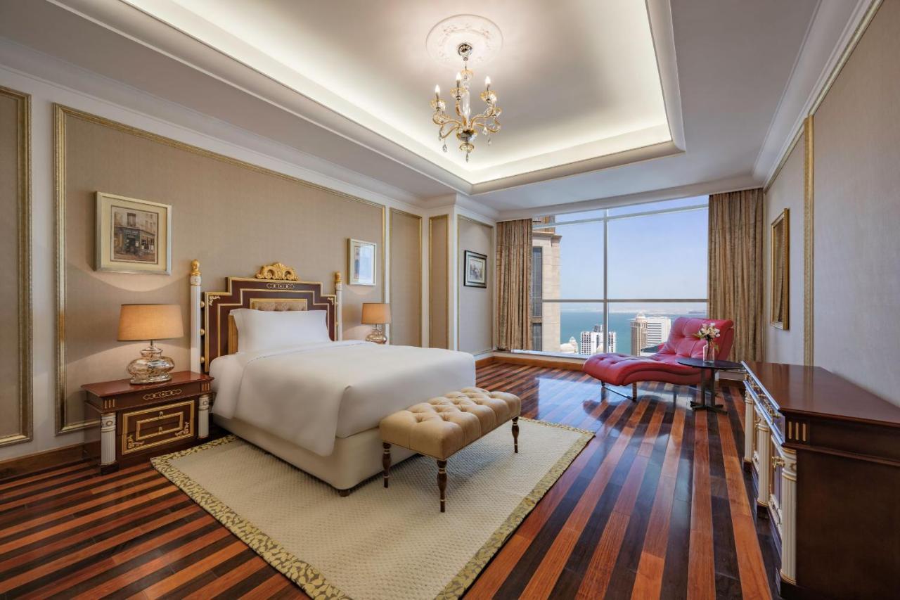Dusit Hotel & Suites - Доха Екстериор снимка A bedroom at the hotel