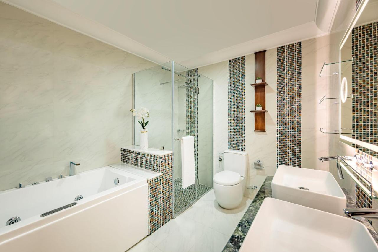 Dusit Hotel & Suites - Доха Екстериор снимка A modern bathroom