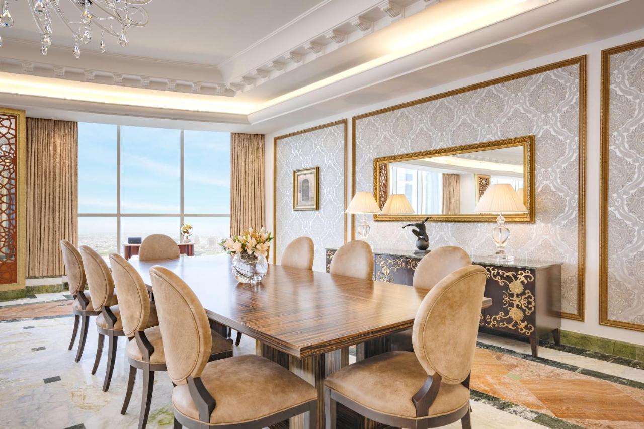 Dusit Hotel & Suites - Доха Екстериор снимка A dining room