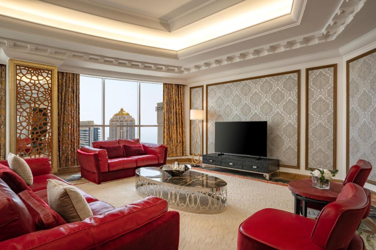 Dusit Hotel & Suites - Доха Екстериор снимка A living room in a suite at the Ritz-Carlton, DIFC