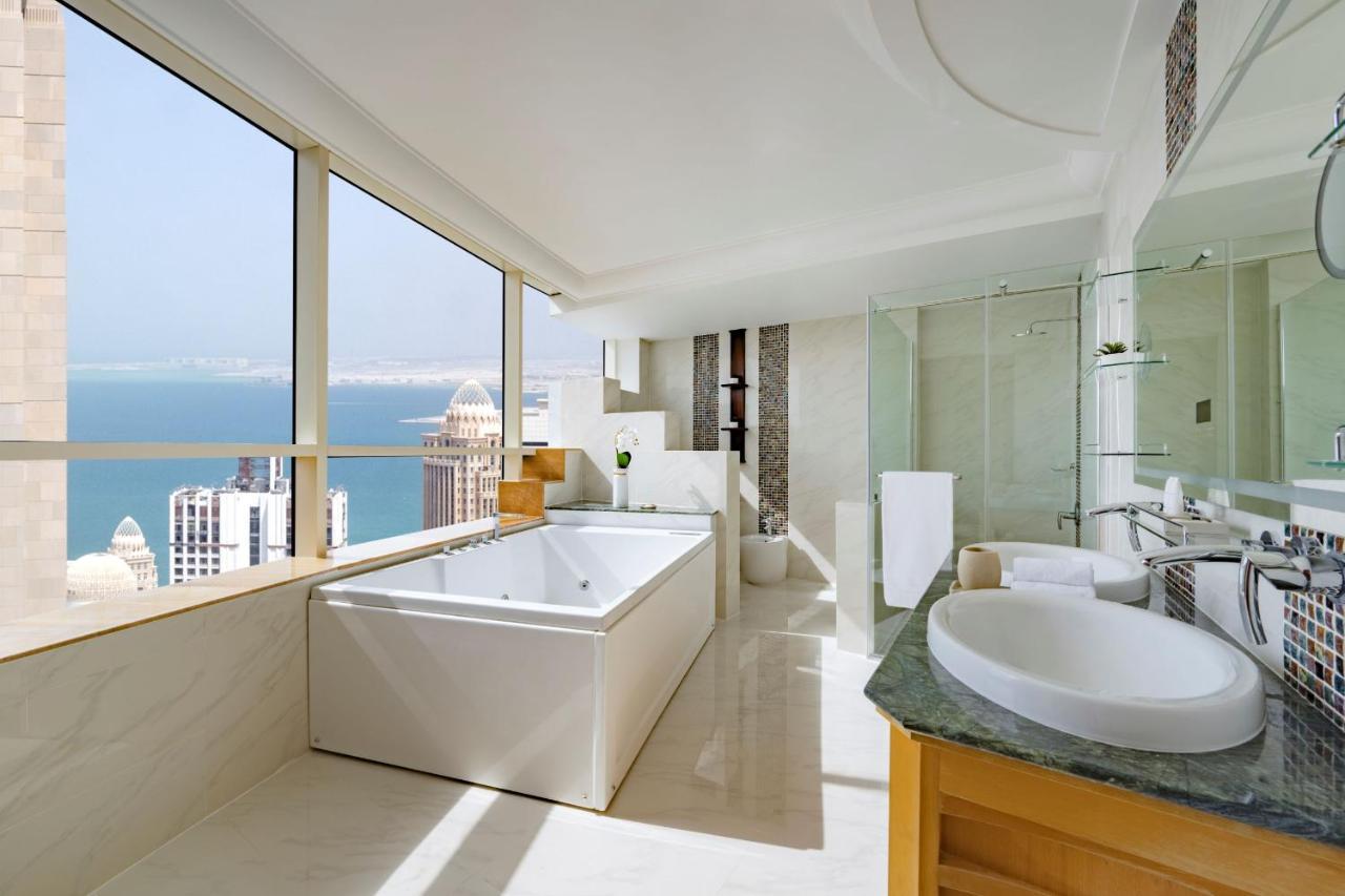 Dusit Hotel & Suites - Доха Екстериор снимка Bathroom
