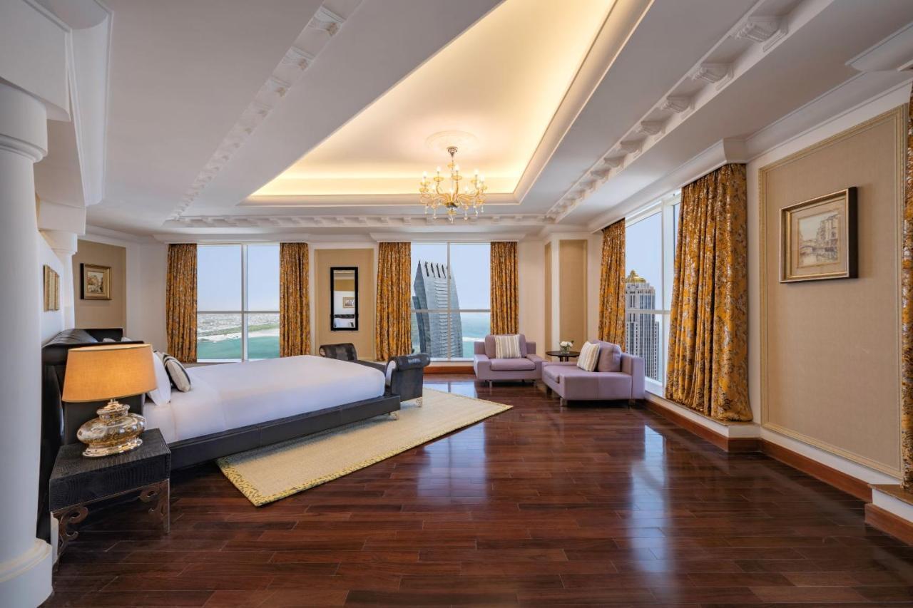 Dusit Hotel & Suites - Доха Екстериор снимка A bedroom at the Jumeirah Emirates Towers Hotel