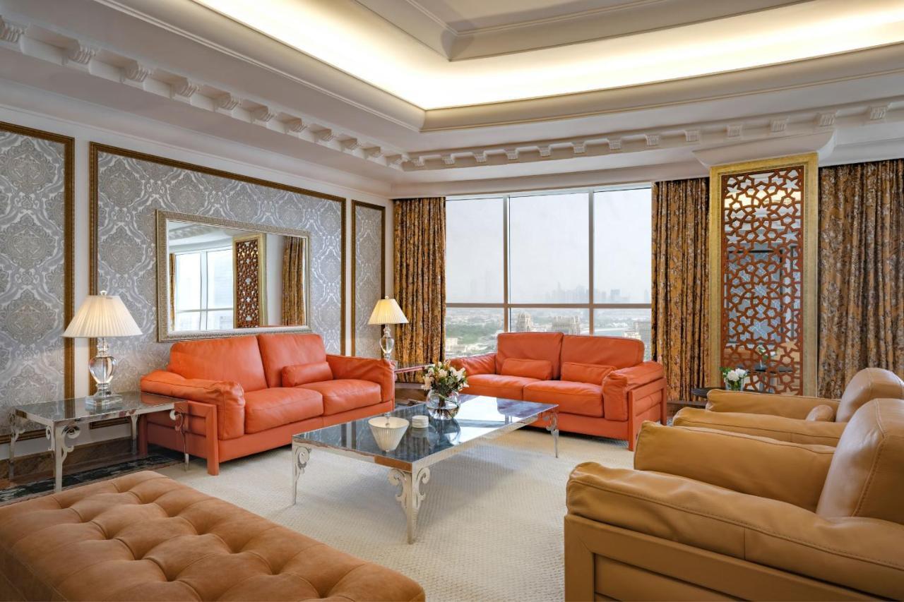 Dusit Hotel & Suites - Доха Екстериор снимка A living room in a suite at the Jumeirah Emirates Towers Hotel